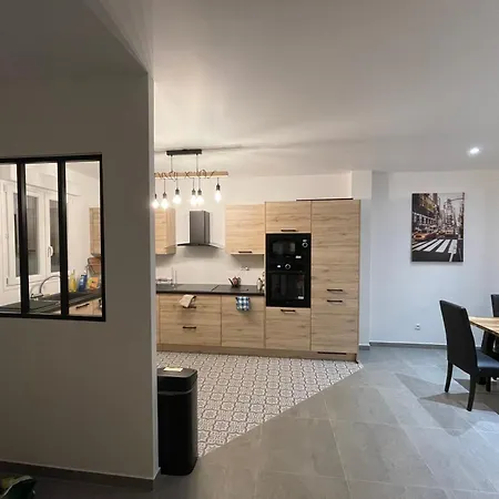 Grande Maison Equipee Guest house *